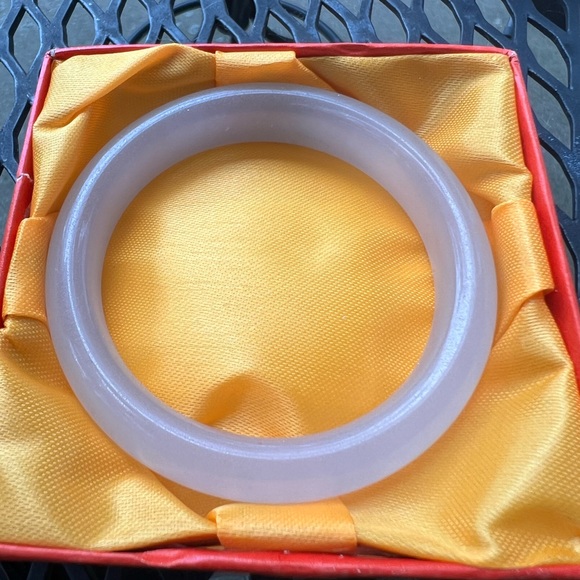 2/22–46 Vintage Boxed Solid White Jade Cuff Bracelet - Picture 1 of 5